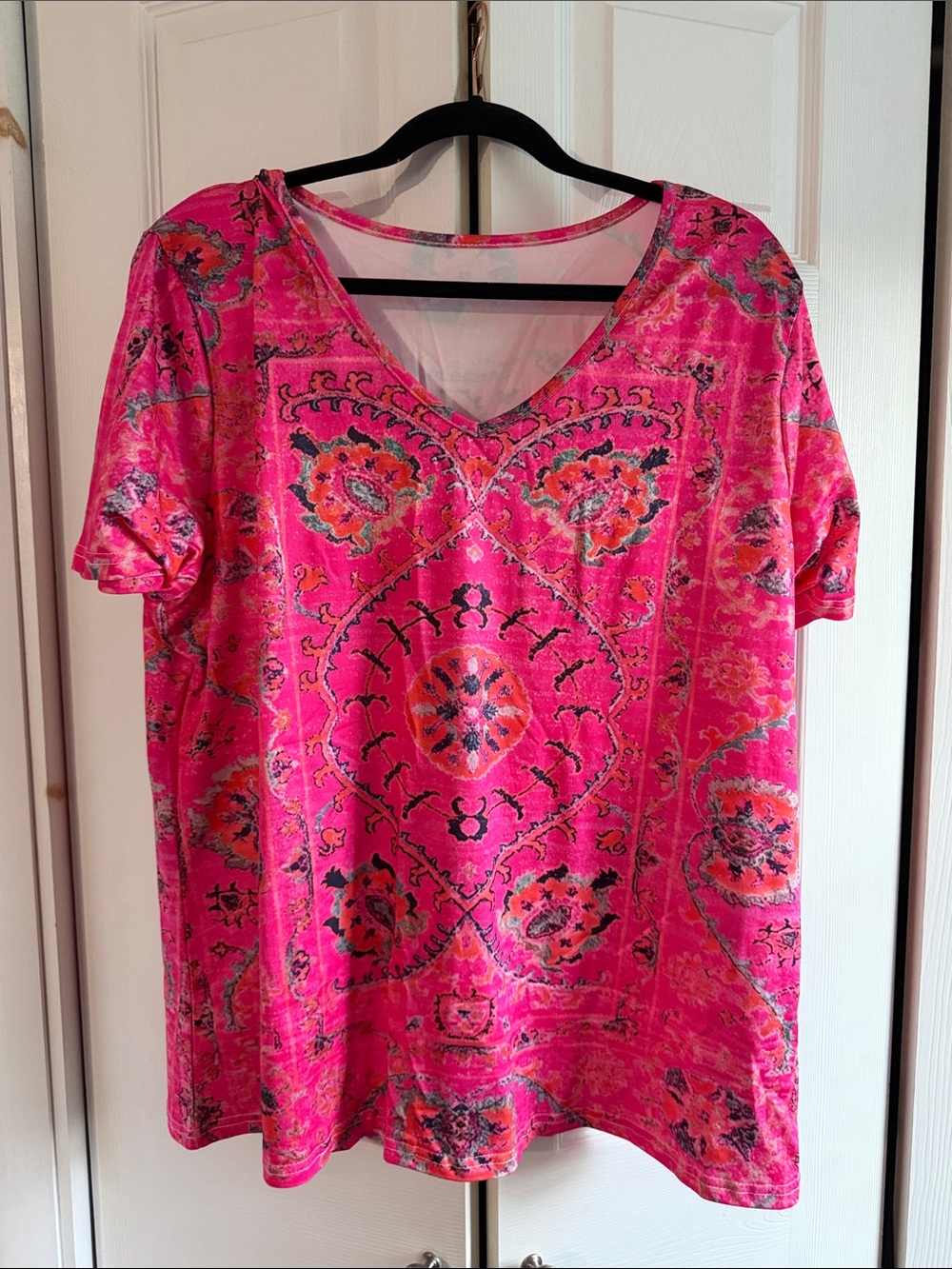 Comfort V-Neck Short Sleeve Top in Hot Pink Paisley